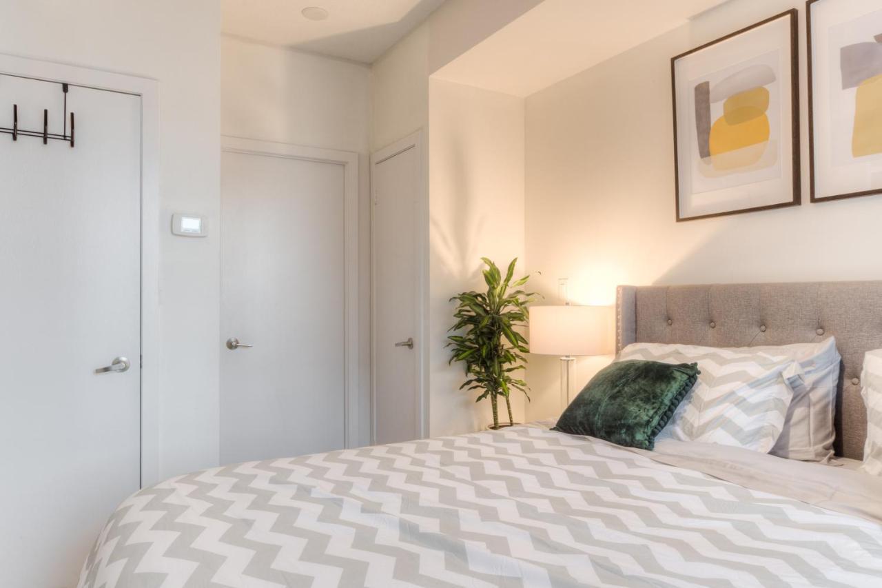 Stylish Newly Furnished Condo With Beautiful Lake View Toronto Eksteriør billede