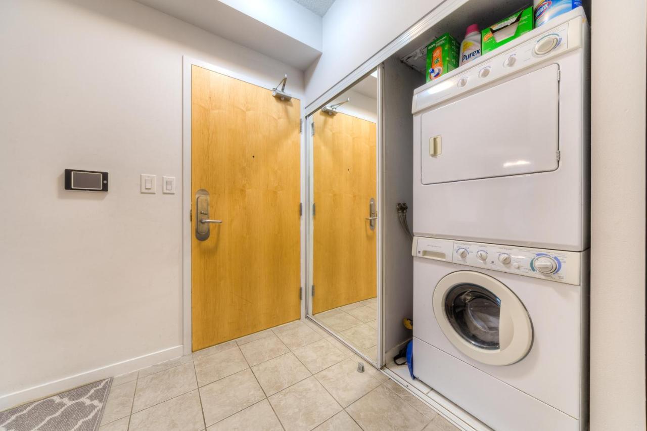 Stylish Newly Furnished Condo With Beautiful Lake View Toronto Eksteriør billede