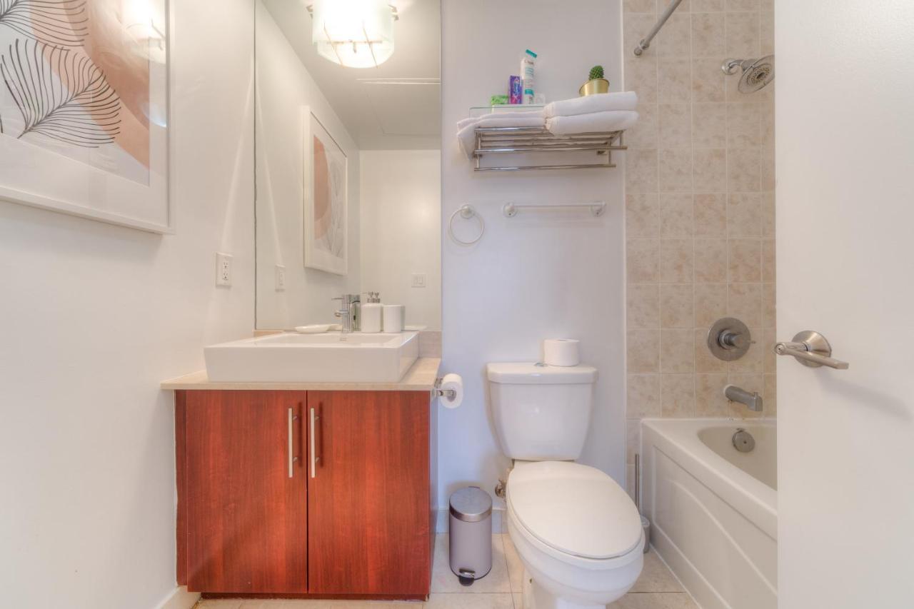 Stylish Newly Furnished Condo With Beautiful Lake View Toronto Eksteriør billede